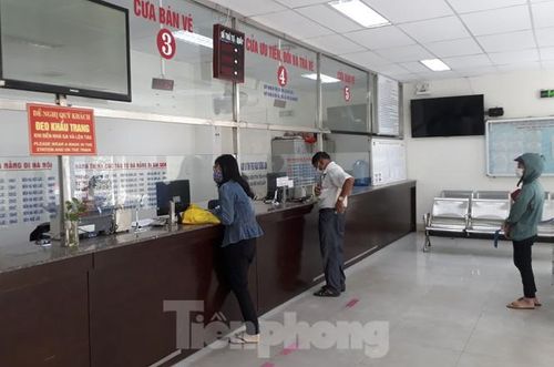 Khách đến mua vé tại Phòng bán vé (Ga Đà Nẵng) được yêu cầu đeo khẩu trang và xếp hàng giãn cách để đảm bảo các quy định phòng dịch. "Ngành đường sắt đã chủ động mở bán vé trên mạng để hạn chế đông người tại quầy vé trong thời điểm này", bà Tuyến cho hay. 