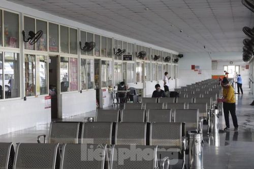 Quầy bán vé, nhà chờ bến xe trung tâm vắng lặng, chỉ thỉnh thoảng có vào mua vé rời thành phố. Lượng khách chỉ đếm trên đầu ngón tay. "Chuyến xe đầu tiên xuất phát lúc 5h sáng. Tuy nhiên, lượng khách vẫn khá ít. Một số xe lên tài nhưng báo lại không xuất bến vì không có khách", ông Lợi nói. 