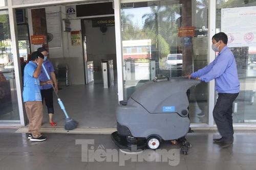 Ga Đà Nẵng cũng triển khai khai báo y tế bắt buộc đối với tất cả hành khách, chuẩn bị đầy đủ dung dịch sát khuẩn, bàn khai báo y tế, phân luồng hành khách đến và đi để đảm bảo an toàn.
