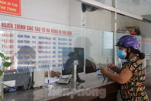 Theo bà Lê Thị Tuyến – Đội trưởng Đội khách vận, Chi nhánh vận tải đường sắt Đà Nẵng, sáng nay, chỉ lác đác có khách đến mua vé và có hơn chục khách đăng ký mua vé online từ tối qua. 