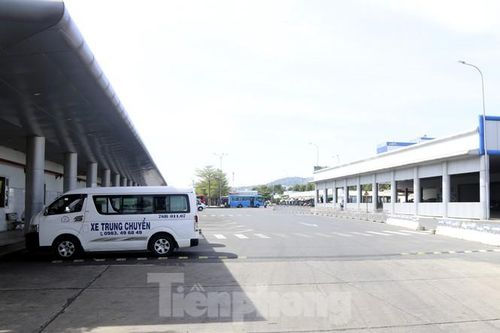 Khu vực trả khách cũng rất vắng vẻ. Một xe khách 16 chỗ chạy tuyến Đà Nẵng – Kon Tum khởi hành vào lúc 9h30 nhưng đến cận giờ xuất bến xe mới chỉ có 2 hành khách gọi điện đặt vé. Tài xế Võ Ngọc Vỹ cho biết nhà xe đã tạm dừng hoạt động được hơn 1 tháng. "Ngày đầu tiên trở lại sau dịch thì lại không có khách. Chúng tôi cũng trang bị nước sát khuẩn, nhắc nhở khách đeo khẩu trang liên tục và chỉ đón đúng số người theo quy định để đảm bảo phòng chống dịch", tài xế Vỹ nói.