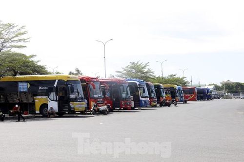 Tuy nhiên, so với thời điểm trước dịch thì số lượng xe hoạt động trở lại rất khiêm tốn. Dãy xe khách xếp dài nằm chờ tại bến. Hiện, vẫn chưa có nhiều nhà xe hoạt động trở lại do một số địa phương vẫn đang áp dụng biện pháp cách ly y tế đối với người trở về từ Đà Nẵng, vì vậy, người dân vẫn còn tâm lý e ngại.