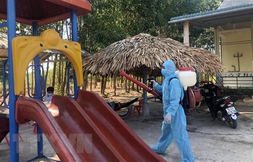 Cán bộ y tế địa phương phun thuốc tiêu độc khử trùng phòng chống bệnh bạch hầu. (Ảnh: Hồ Cầu/TTXVN)