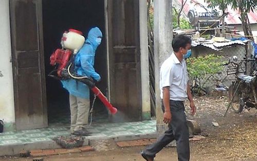 Ngành y tế triển khai khử khuẩn, vệ sinh môi trường xung quanh khu vực các gia đình có bệnh nhân.