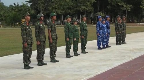 Quân phục ngụy trang K-19 sử dụng kiểu họa tiết ERDL cải tiến thu nhỏ từ các mảng ngụy trang cỡ lớn kiểu Woodland trên quân phục K-07. Phổ biến nhất là K-19 Lục quân với mảng màu xanh đậm chủ yếu, kết hợp cùng họa tiết xanh nhạt, tím than và nâu đỏ một cách hài hòa, tạo tính ngụy trang cao và hiệu quả. Ảnh: Khối chiến sĩ với quân phục K-19 kiểu mới (từ trái qua phải) bao gồm: Lục quân, Biên phòng, Cảnh sát biển và Đặc công.