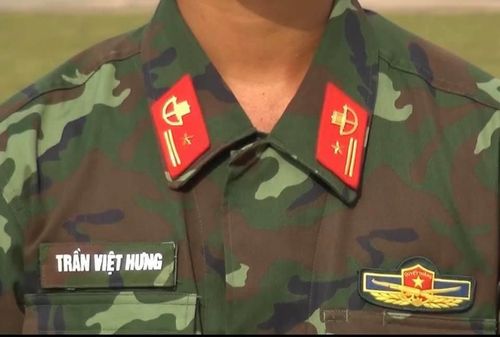 Đặc biệt, Lực lượng Đặc công sẽ bỏ kiểu họa tiết da báo đặc trưng của mình, quay lại sử dụng họa tiết ngụy trang chung với Lục quân, chỉ còn phân biệt qua quân hàm kết hợp. Điều này là cải tiến vô cùng hợp lý, giúp kẻ địch không thể nào phân biệt được lực lượng đặc biệt tinh nhuệ hay là lực lượng thông thường của ta trong tình huống tác chiến thực tế, đảm bảo tính bí mật cũng như đồng bộ cao. Quân phục K-19 Đặc công loại bỏ dây đeo cầu vai hai bên, khác với K-19 Lục quân. Ảnh: Cận cảnh bộ quân phục dã chiến K-19 Đặc công.