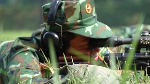 Có thể nói rằng, quân phục dã chiến K-19 mới là một mẫu quân phục ngụy trang tốt, có kiểu dáng hiện đại, đạt hiệu quả tác chiến cao và mang nhiều đặc điểm thân thiện với chiến sĩ. Hi vọng trong thời gian tới, sau khi hoàn thành các quá trình thử nghiệm, loại quân phục mới này sẽ được cấp phát đại trà, tạo tính đồng bộ cao trong quân đội ta. Ảnh: Chiến sĩ bắn tỉa với quân phục ngụy trang K-19.
