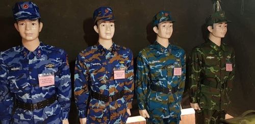 Lực lượng Hải quân sử dụng màu chủ đạo là xanh nước biển đậm, kết hợp với các họa tiết màu nâu, xanh nhạt và tím than. Trên cơ sở bộ K-19 Hải quân, K-19 Cảnh sát biển giữ nguyên màu xanh đậm chủ đạo, thay đổi họa tiết nâu sang xanh nhạt. Về bộ K-19 Phòng không-Không quân, sử dụng màu sắc chủ đạo là xanh da trời, cùng các mảng màu họa tiết nâu nhạt, xanh nước biển nhạt và tím than. Ảnh: Cận cảnh các mẫu K-19 của quân, binh chủng (từ trái sang): Cảnh sát biển, Hải quân, Phòng không-Không quân, Lục quân.