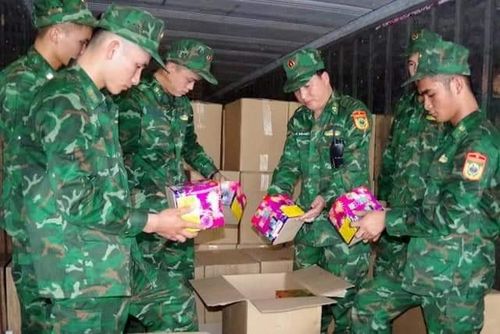 Về quân phục K-19 Biên phòng vô cùng đặc biệt, sử dụng chủ đạo bằng màu xanh lá cây tươi, phù hợp với ngụy trang trong khu vực cỏ thấp và rừng nhiệt đới trẻ, kết hợp cùng các mảng họa tiết nhỏ màu nâu, xanh lá đậm, nhạt tạo tính ngụy trang đặc thù rất cao trong môi trường tác chiến. Ảnh: Quân phục K-19 Biên phòng kiểu mới.