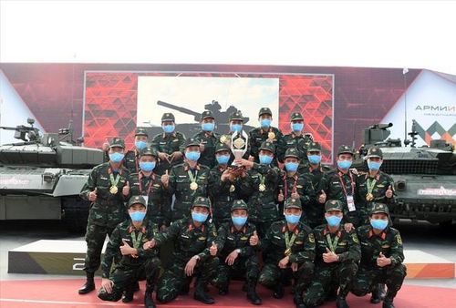 Hiện nay, quân phục K-19 đã được cấp phát số lượng lớn để thử nghiệm trong nhiều đơn vị, có một sự phản hồi vô cùng tích cực. Cùng với đó, quân đội ta cũng đã trang bị quân phục dã chiến K-19 cho các đội tuyển đi thi Hội thao Quân sự Quốc tế ARMY Games từ năm 2019 để đánh giá tính năng quân phục cũng như để người lính có thể phản hồi qua quá trình thực tế thi đấu. Ảnh: Đội tuyển xe tăng Việt Nam tại Tank Biathlon 2020 với quân phục K-19.