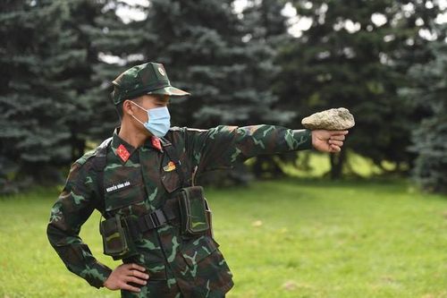 Nhìn trên những hình ảnh công bố, ta có thể thấy được rằng tính ngụy trang của K-19 Lục quân là rất tốt, phù hợp với kiểu địa hình rừng già, rừng nhiệt đới, khu vực đất đỏ, rừng xen lẫn đặc trưng của Việt Nam. Việc thu nhỏ mảng ngụy trang giúp chiến sĩ có thể khó bị phát hiện hơn khi ẩn nấp ở cự ly gần bởi các loại phương tiện trinh sát hoặc mắt thường của đối phương, tạo tính thực chiến và ứng dụng cao trong chiến đấu. Ảnh: Chiến sĩ đội tuyển bắn tỉa Việt Nam luyện tập ở Belarus, có thể thấy bộ K-19 anh mặc hòa lẫn với địa hình cây cối phía sau.