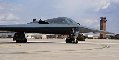 Bên cạnh đó, gờ trước của cánh B-21 không có phần gẫy đột ngột và thiếu các cạnh dốc hơn, giúp tích hợp gờ trước của cánh với phần thân, đặc điểm này không có trên B-2 Spirit. B-21 cũng thiếu hẳn phần mũi khoằm giống B-2. Ảnh: Máy bay ném bom B-2 - Nguồn: Không quân Mỹ.