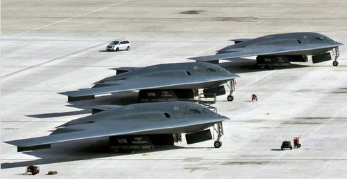 Điều này cho thấy trọng lượng và kích thước tổng thể của Raider sẽ nhỏ hơn B-2 Spirit; vì vậy tín hiệu phản xạ radar của B-21 càng nhỏ hơn B-2. Ảnh: Đồ họa máy bay B-21 - Nguồn: Không quân Mỹ.