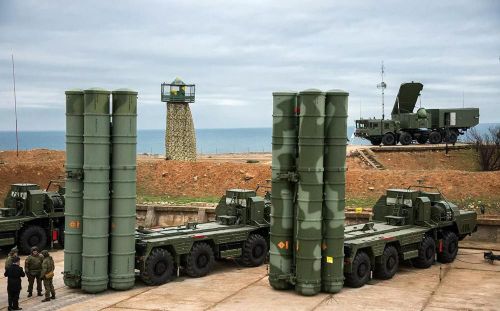 Do vậy để tồn tại trong một môi trường phòng không dày đặc, B-21 được trang bị những công nghệ tàng hình mới nhất, trên cơ sở kế thừa những tính năng ưu việt của máy bay ném bom chiến lược tàng hình B-2. Ảnh: Hệ thống phòng không S-400 của Nga tại Syria - Nguồn: TASS