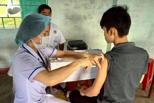 Tiêm chủng vắc xin bạch hầu tại một điểm tiêm chủng của xã Đắk Ruồng. Ảnh: Vũ Mạnh Cường