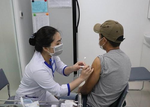 Người dân thành phố Buôn Ma Thuột, tỉnh Đắk Lắk chủ động tiêm chủng vắcxin phòng bệnh bạch hầu. (Ảnh: Tuấn Anh/TTXVN)