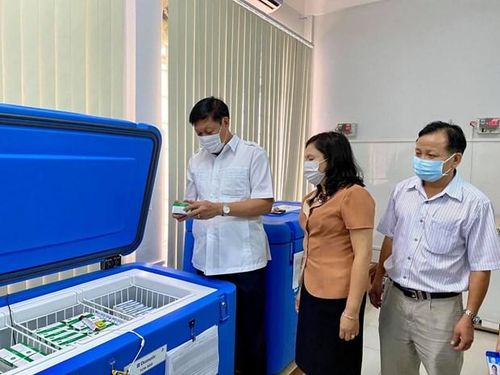Thứ trưởng Đỗ Xuân Tuyên kiểm tra việc bảo quản vắcxin tại Trung tâm Kiểm soát Bệnh tật tỉnh Kon Tum.(Ảnh: PV/Vietnam+)