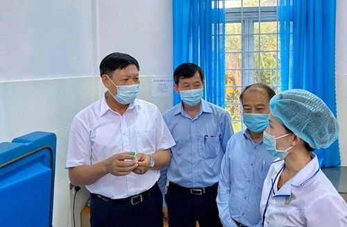 Thứ trưởng Đỗ Xuân Tuyên kiểm tra vắc xin bạch hầu tại Trạm y tế xã Đắk Ruồng. (Ảnh: PV/Vietnam+)