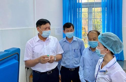 Thứ trưởng Bộ Y tế Đỗ Xuân Tuyên kiểm tra vaccine bạch hầu tại Trạm Y tế xã Đắk Ruồng