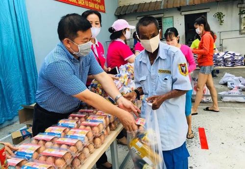 Người dân nhận hàng ở phiên chợ 0 đồng tại UBND phường 15 (quận Tân Bình) do Ủy ban MTTQ quận Tân Bình phát động