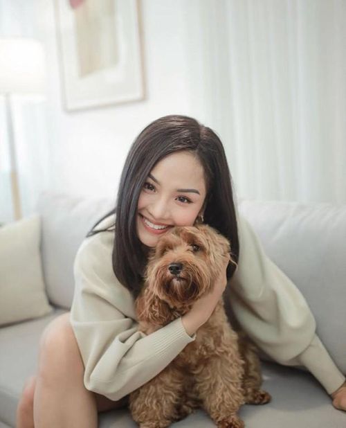Đặc biệt, loạt ảnh diện váy hoa, đổi kiểu tóc mới vừa được nữ ca sĩ chia sẻ khiến dân tình phải ngỡ ngàng vì quá xinh.