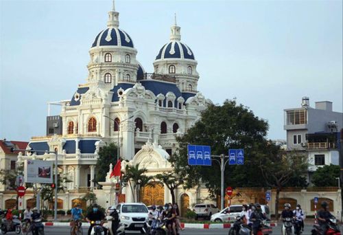 Tòa lâu đài của đại gia Phát “dầu” - Ảnh: Nguyễn Hoàn