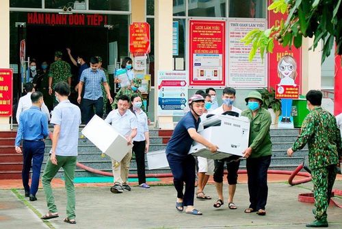 Mọi người di chuyển đồ đạc ra nơi an toàn 