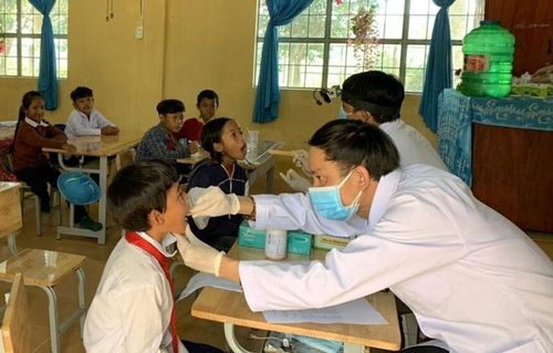 Khám sàng lọc bệnh bạch hầu cho học sinh trên địa bàn xã Đạ M'Rông, huyện Đam Rông (Ảnh: A.N).