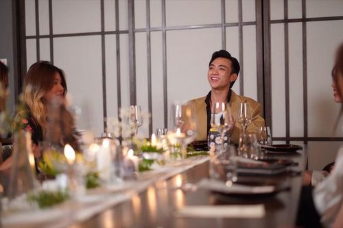 Nam ca sĩ vui vẻ trò chuyện cùng các fan "ruột"