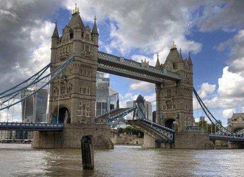  Cầu Tháp bắc qua sông Thames bị kẹt, khiến giao thông hỗn loạn ở London vào ngày 22/8. Ảnh: AP. 