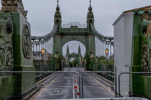  Cầu Hammersmith, công trình từ thời Victoria, không cho cả người đi bộ qua lại vì vấn đề an toàn. Ảnh: New York Times. 