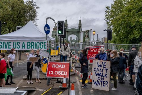  Biểu tình phản đối việc đóng cửa cầu Hammersmith. Ảnh: New York Times. 