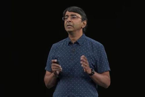 John Ternus (đứng trước hình iMac) và Sribalan Santhanam nằm trong kế hoạch thăng chức trong các bộ phận liên quan đến phần cứng. Ảnh: Apple.