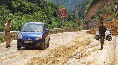 Dự kiến phải mất nhiều ngày đơn vị thi công mới có thể khắc phục toàn bộ hậu quả sạt lở của con đường duy nhất lên thị trấn Tam Đảo.