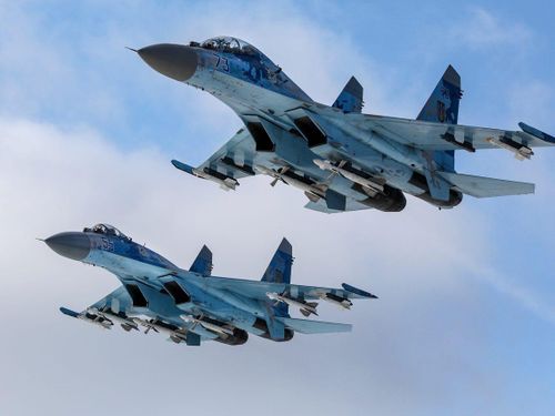 Bên cạnh đó, việc Ukraine sử dụng dòng máy bay nổi tiếng của Liên Xô và Nga, Sukhoi Su-27 chắc là cũng khiến phi công Mỹ khó chịu. Bởi dù sơn cờ hiệu gì thì đó vẫn là tiêm kích Su-27 đặc biệt nguy hiểm.