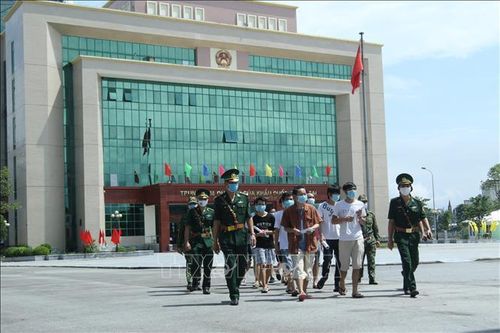 Áp giải các đối tượng được trao trả ra vạch phân định biên giới. Ảnh: TTXVN phát