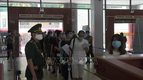 Làm thủ tục trước khi trao trả các đối tượng về nước. Ảnh: TTXVN phát