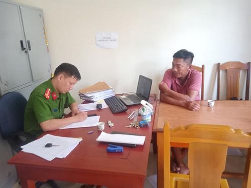 Đối tượng Nguyễn Văn Hiếu khai báo tại cơ quan điều tra.