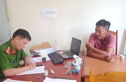 Đối tượng Nguyễn Văn Hiếu đang khai báo tại cơ quan điều tra. 