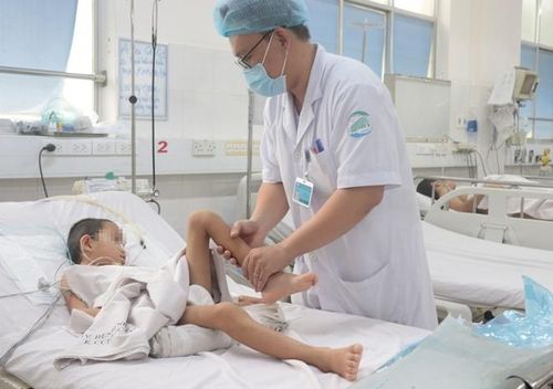 Bác sĩ khoa hồi sức tích cực chống độc trẻ em Bệnh viện Bệnh nhiệt đới kiểm tra sức khỏe cho bệnh nhi A.P.