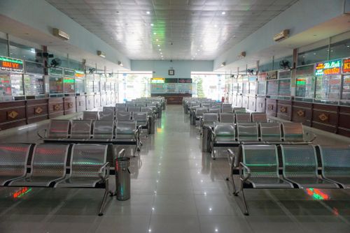 Trong khi đó, tại các quầy bán vé của nhà xe lác đác mới có người dân đến đặt mua vé xe. 