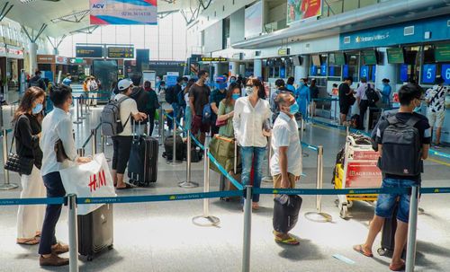 Tuy số lượng khách chưa đông đúc như trước đây, nhưng sân bay đã bắt đầu nhộn nhịp trở lại sau thời gian dài tạm ngừng hoạt động bay để phòng chống dịch COVID-19 lây lan. Từ 0 giờ ngày 7/9, Bộ GTVT cho phép các đơn vị kinh doanh vận tải thực hiện khôi phục 100% tần suất, hoạt động khai thác của các phương tiện vận tải hành khách (ô tô, tàu hỏa, tàu bay, phương tiện thủy...) đi, đến thành phố Đà Nẵng.