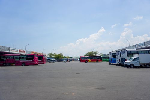 Tại bến xe trung tâm TP Đa Nẵng, các nhà xe hoạt động trở lại, tuy nhiên số lượng hành khác vẫn còn hạn chế. 