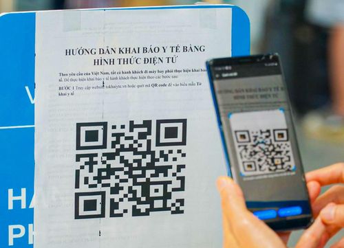 Tất cả các hành khách trước khi làm thủ tục lên máy bay đều được hướng dẫn khai báo y tế theo quy định phòng chống dịch COVID-19. 