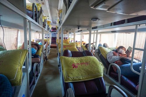 Hành khách trên một xe khách chuẩn bị rời bến xe trung tâm TP Đà Nẵng. 