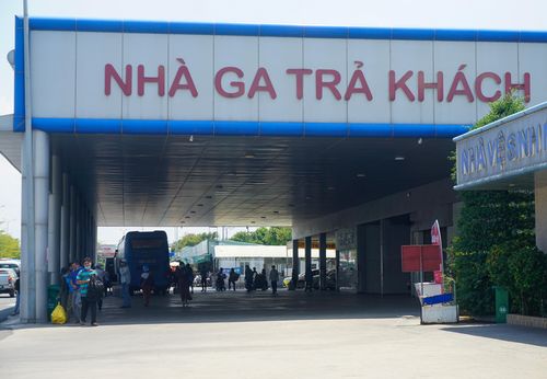 Người dân, du khách bắt đầu trở lại Đà Nẵng sau khi hoạt động vận tải được phục hồi. 