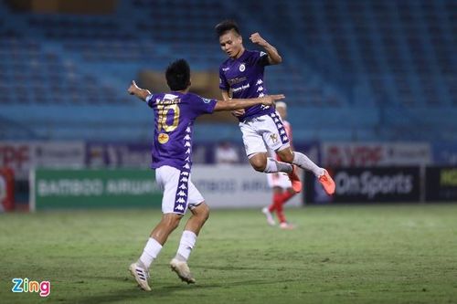 Quang Hải, Văn Quyết thăng hoa giúp nhà ĐKVĐ V.League nhấn chìm đối thủ. Ảnh: Reuters.
