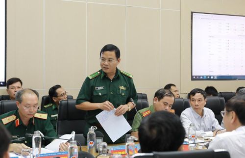 Đại tá Phạm Xuân Diệu, Bộ Tư lệnh biên phòng báo cáo tại cuộc họp.