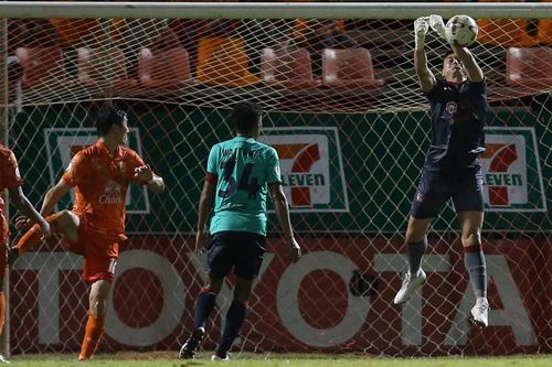 Đặng Văn Lâm bị thách thức vị trí số 1 ở Muangthong United