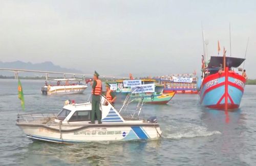 Lực lượng biên phòng tỉnh Quảng Nam kêu gọi tàu thuyền trú tránh bão. Ảnh: báo Quảng Nam
